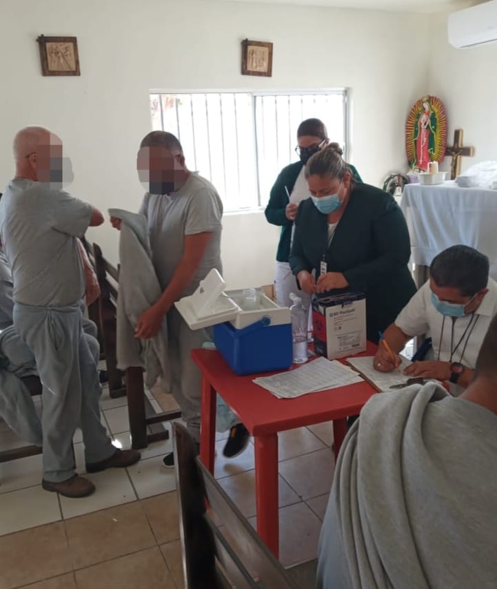Vacunan contra la influenza a población penitenciaria del Cereso de NCG
