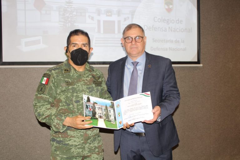 Imparte Fiscal General conferencia a militares que cursan la Maestría en el Colegio de la Defensa Nacional