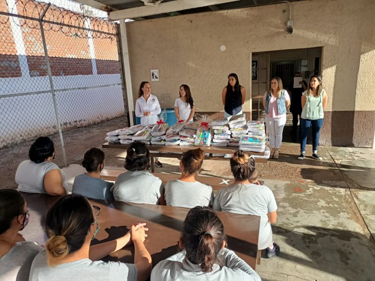 Entregan 178 paquetes de útiles escolares al Cereso Femenil de Aquiles Serdán