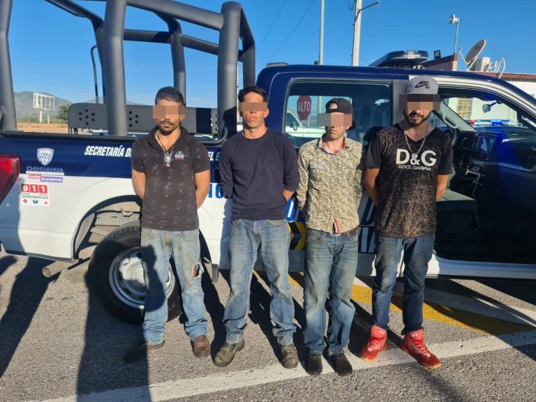 Detienen en la carretera Chihuahua-Cuauhtémoc a cuatro hombres con remolque y maquinaria robada
