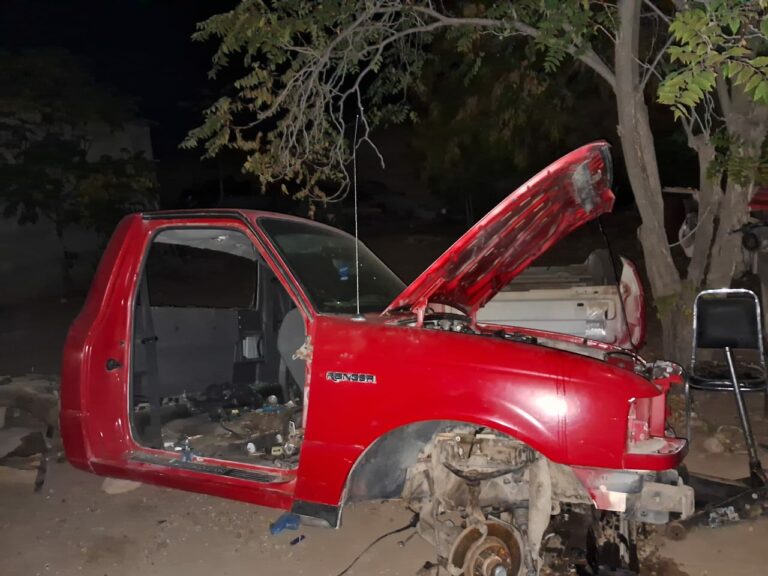 Localizan pick up desmantelada que tenía reporte de robo en Ciudad Juárez