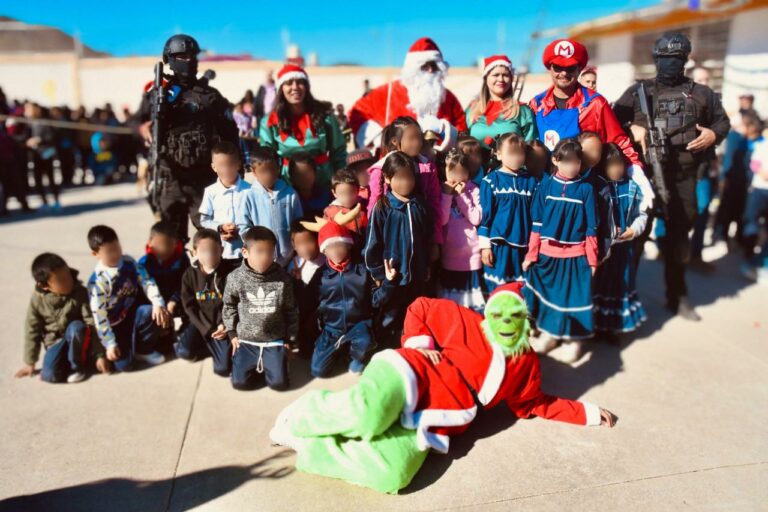 Vistosa caravana navideña de la AEI lleva alegría a niños de escuela primaria