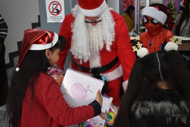 Consiente FEM a niñas, niños y adolescentes con posada navideña en sus instalaciones
